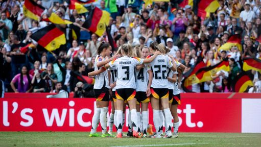 埃杜在高铁站被围满，合同今年到期，他说明年也希望在深圳